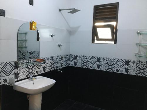 Ένα μπάνιο στο Fully Furnished House For Short Term Rent In Colombo