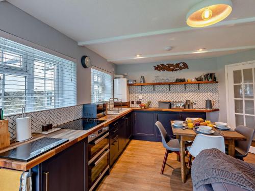 Dapur atau dapur kecil di 2 Bed in Woolacombe 77248