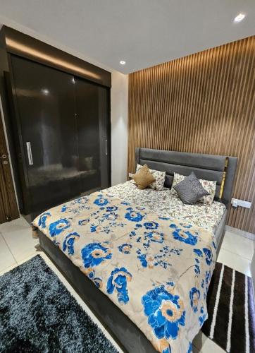 - une chambre avec un lit orné de fleurs bleues dans l'établissement The vantage sky, à Goa