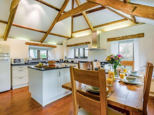 Kuchyň nebo kuchyňský kout v ubytování 4 Bed in Looe 90933