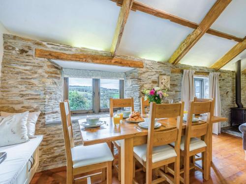 Posezení v ubytování 4 Bed in Looe 90933