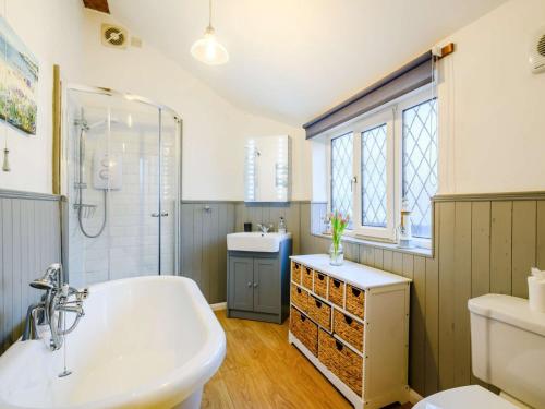 Bilik mandi di 3 bed in Weybourne 90943
