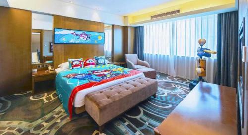 a hotel room with a large bed and a couch at Wuhan Gleetour Hotel in Wuhan
