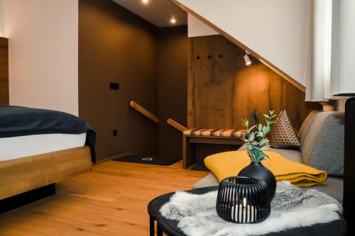 a room with a bed and a table with a vase at Altstadt-Hotel in Freiberg
