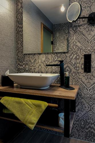 a bathroom with a sink and a mirror at Altstadt-Hotel in Freiberg