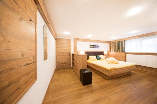 a small bedroom with a bed and a window at Gästehaus Falkner Ignaz in Sölden