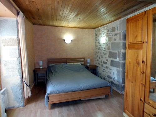 1 dormitorio con 1 cama y 2 mesitas de noche en L'Oustal dè Pèiro, en Le Bourg