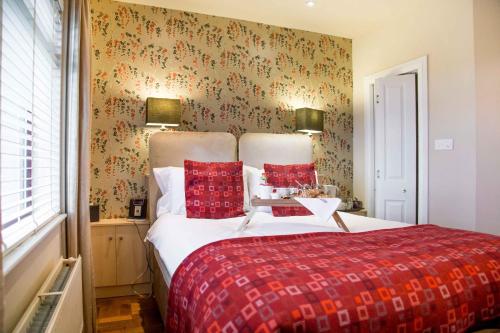 A bed or beds in a room at Fields Lodge Bed & Breakfast 