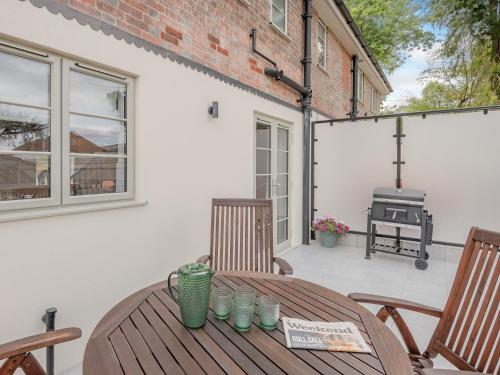 Αίθριο ή υπαίθριος χώρος στο 2 Bed in Godshill 96125