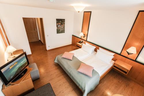Postel nebo postele na pokoji v ubytování Landidyll Hotel Zum Alten Schloss