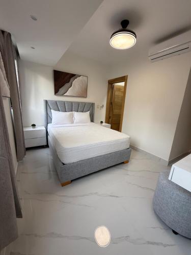 Katil atau katil-katil dalam bilik di Luxury 2BR Apartment With Pool and Gym