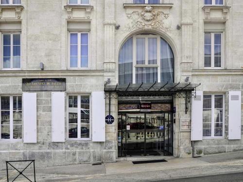a store front of a building on a street at Mercure Angoulême Hôtel de France in Angoulême