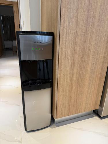 Televisyen dan/atau pusat hiburan di Luxury 2BR Apartment With Pool and Gym