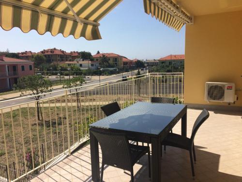 d'une table et de chaises sur un balcon avec vue sur la rue. dans l'établissement Villaggio La Piana, à Cervo