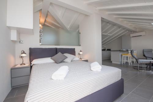 1 dormitorio con 1 cama grande y 2 almohadas blancas en Il Pontile, en Bellagio