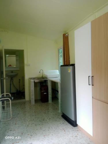 Η κουζίνα ή μικρή κουζίνα στο Baan Chaiy khong บ้านชายคลอง