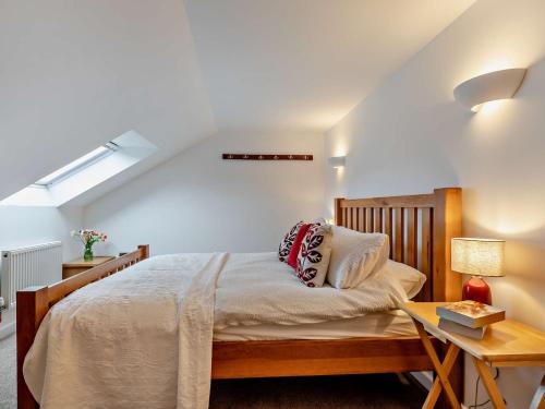 a bedroom with a bed and a table with a lamp at 5 Bed in Dulverton 87003 in Morebath
