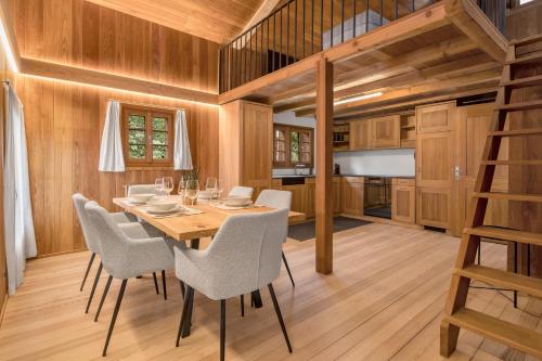 a dining room with a wooden table and chairs at Stall Ferienhaus in Münster