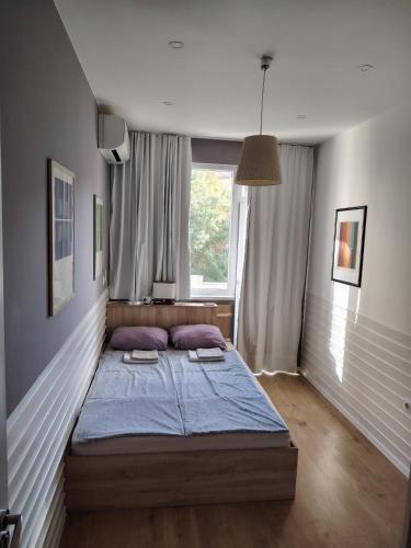 Ένα ή περισσότερα κρεβάτια σε δωμάτιο στο Happy Day