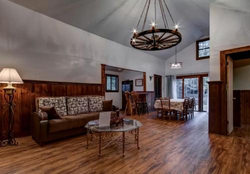 una sala de estar con un sofá y una mesa en Cozy Cottage Rental with Small Private Pond in Canadensis, Pennsylvania, en Canadensis