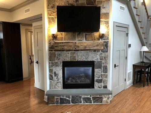 Televisyen dan/atau pusat hiburan di Beautiful Cottage Rental on Lakeside Property in The Berkshires, Massachusetts