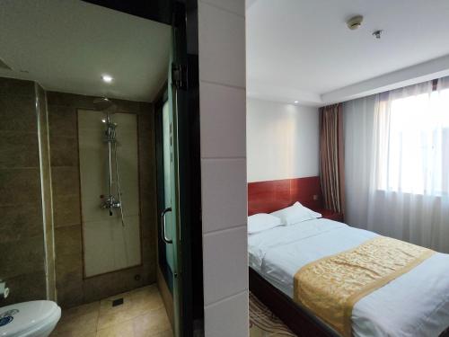 北京北京京华饭店的带床、淋浴和卫生间的浴室