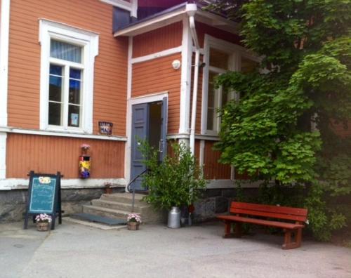 una casa con un banco delante de ella en Retkeilymaja Virkkula, en Kuopio