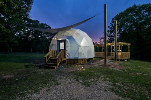 Fotografie z fotogalerie ubytování Luxury Geo Dome with Hot Tub Perfect for a Glamping Getaway near Houston, Texas v destinaci Coldspring