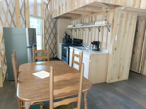 Η κουζίνα ή μικρή κουζίνα στο Riverside Mongolian Yurt Glamping Retreat for Six in Virginia