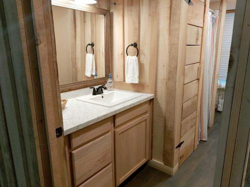 Koupelna v ubytování Riverside Mongolian Yurt Glamping Retreat for Six in Virginia