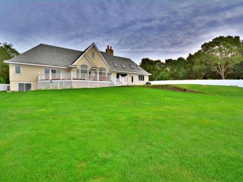 Aed väljaspool majutusasutust Stunning Waterfront Villa Rental with a Jacuzzi and a Heated Pool for a Luxury Getaway in the Hamptons, New York
