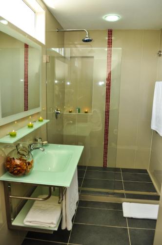 a bathroom with a sink and a shower at Hotel Or Cartagena in Cartagena de Indias