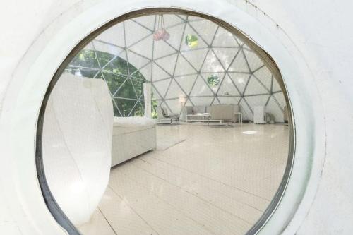 Φωτογραφία από το άλμπουμ του Incredible Spacious Dome for A Group Glamping Experience Surrounded by Nature in Woodridge, New York σε Woodridge