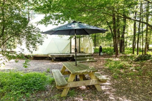 Κήπος έξω από το Incredible Spacious Dome for A Group Glamping Experience Surrounded by Nature in Woodridge, New York