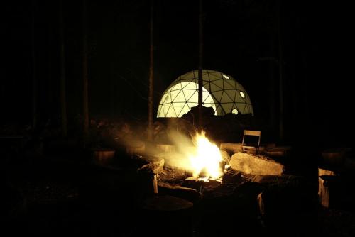 Φωτογραφία από το άλμπουμ του Incredible Spacious Dome for A Group Glamping Experience Surrounded by Nature in Woodridge, New York σε Woodridge