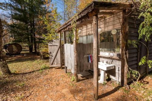 Κήπος έξω από το Incredible Spacious Dome for A Group Glamping Experience Surrounded by Nature in Woodridge, New York