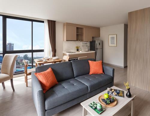 Кухня или мини-кухня в Madera Residence Sriracha
