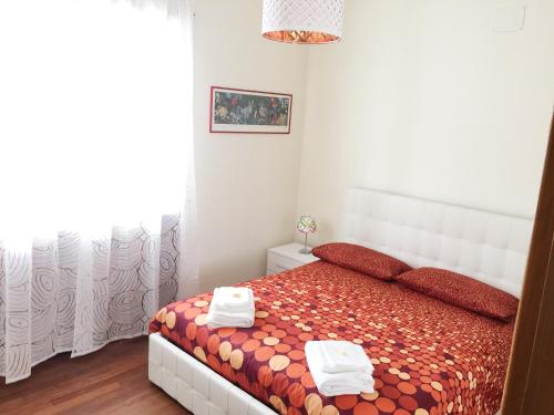 ein Schlafzimmer mit einem Bett mit zwei Handtüchern darauf in der Unterkunft Roma Suite Cinecittà in Rom