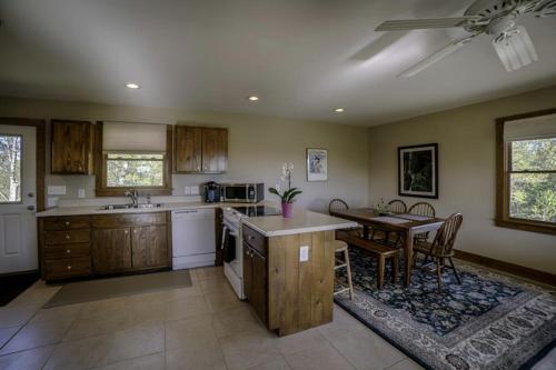 GowensvilleにあるAmazing Cabin Rental on 22-Acre Horse Farm near Tryon International Equestrian Center, South Carolinaのテーブルとダイニングルームのあるキッチン