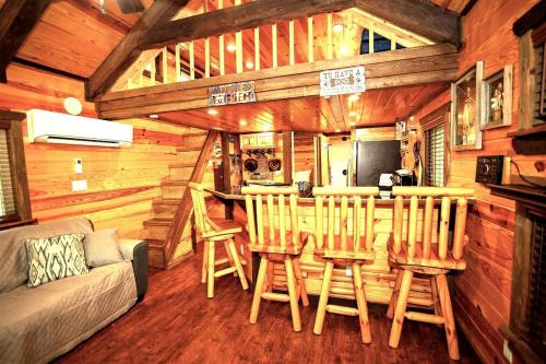Gambar di galeri bagi Pet Friendly Codex Cabin W/Fire Pit & BBQ Grill di Mount Moriah