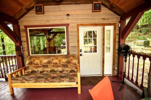 Gambar di galeri bagi Pet Friendly Codex Cabin W/Fire Pit & BBQ Grill di Mount Moriah
