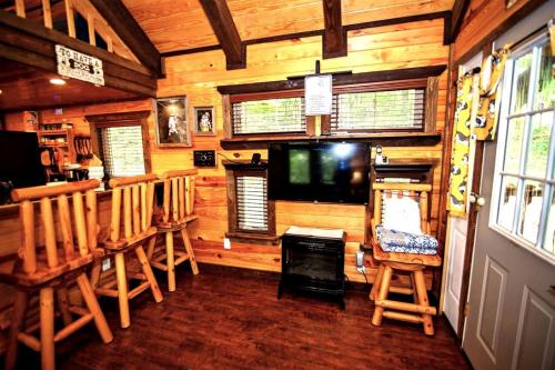 Gambar di galeri bagi Pet Friendly Codex Cabin W/Fire Pit & BBQ Grill di Mount Moriah