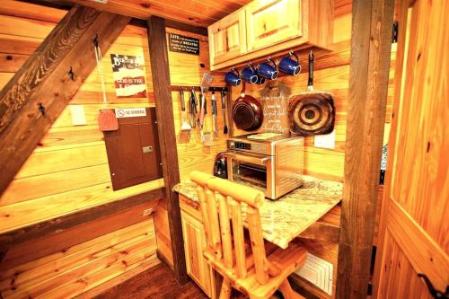 Gambar di galeri bagi Pet Friendly Codex Cabin W/Fire Pit & BBQ Grill di Mount Moriah