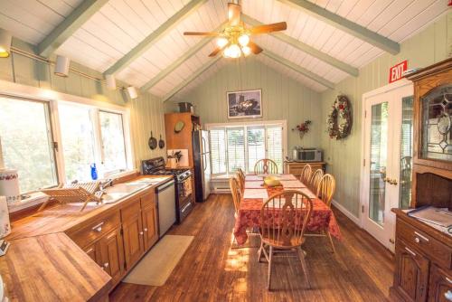 Η κουζίνα ή μικρή κουζίνα στο Superb Mountain Getaway near Cherokee National Forest in Reliance, Tennessee