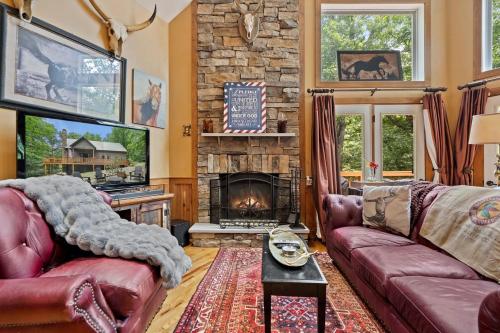 Χώρος καθιστικού στο Rustic A-Frame Chalet with Hot Tub & Scenic Views in Mount Jackson, Virginia