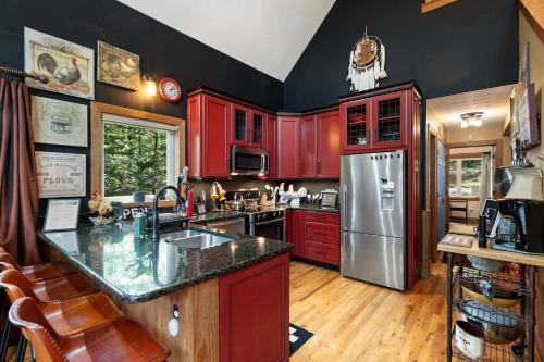 Η κουζίνα ή μικρή κουζίνα στο Rustic A-Frame Chalet with Hot Tub & Scenic Views in Mount Jackson, Virginia