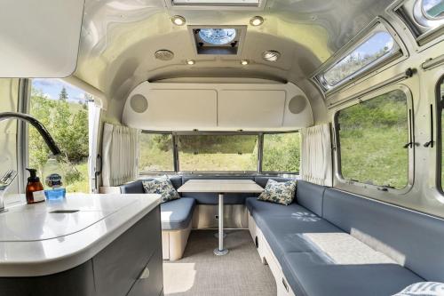 Φωτογραφία από το άλμπουμ του Fully-Equipped Airstream Rental for Glamping in Chelan, Washington σε Manson