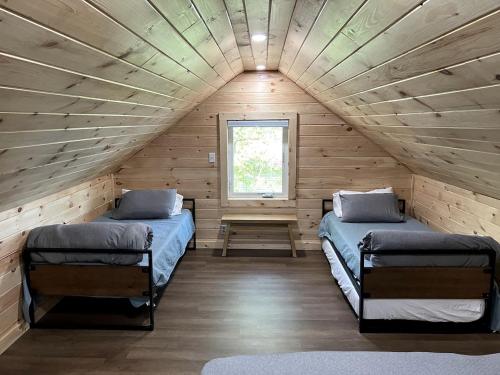 Katil atau katil-katil dalam bilik di Rustic, Pet Friendly Cabin on the Hudson River, Perfect for a Glamping Weekend in the Adirondacks