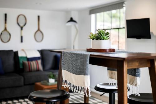 a living room with a table with a plant on it at Outstanding Modern Cabin with Spectacular Outdoor and Indoor Areas in Texas in South Jonestown Hills
