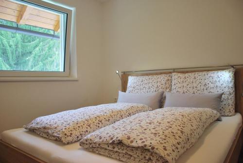 A bed or beds in a room at Haus Pflaum